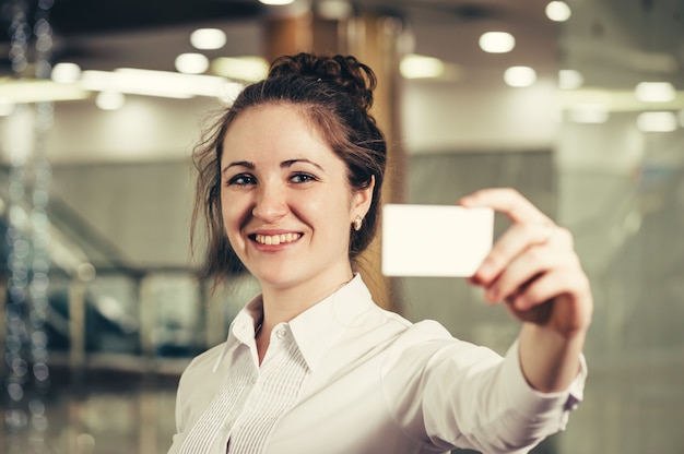 Belle fille avec une carte de visite