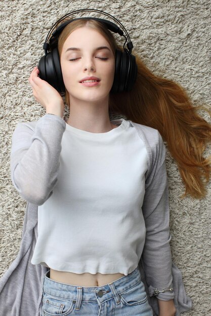 Belle fille avec un casque allongé sur le sol