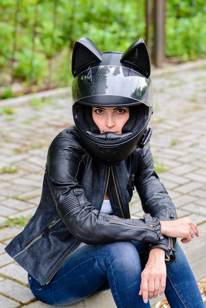 Belle fille en casque de moto