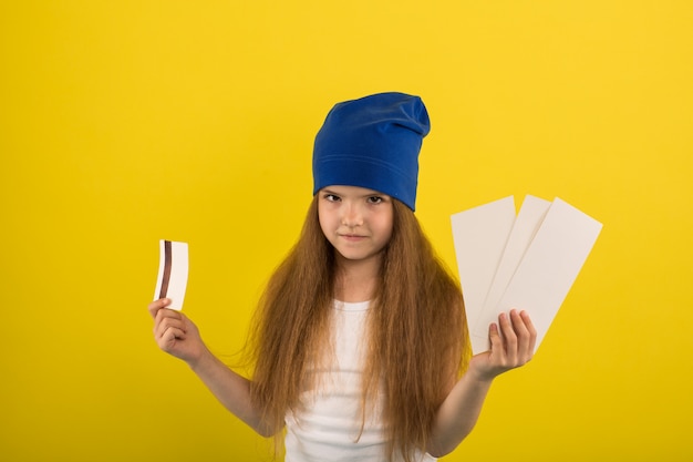 Belle fille caucasienne tenant dans les mains une carte de crédit