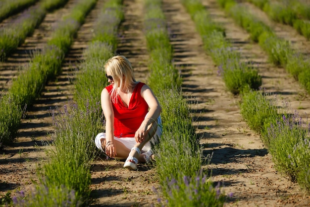 Belle fille sur le champ de lavande