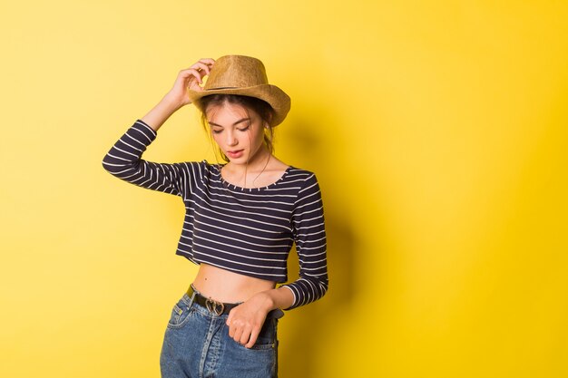 Belle fille avec un chapeau de cowboy