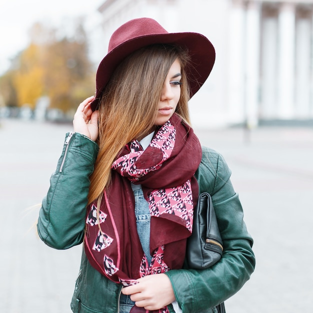 Belle fille avec un chapeau à l'extérieur