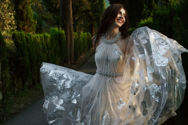 Photo belle fille charmante lumière en plein air