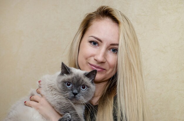 Belle fille et chat gris