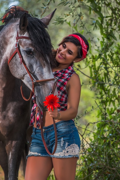 Belle fille et cheval dans nature