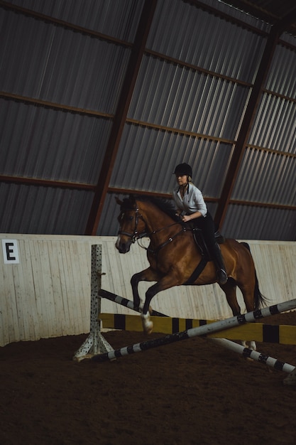 Belle fille à cheval