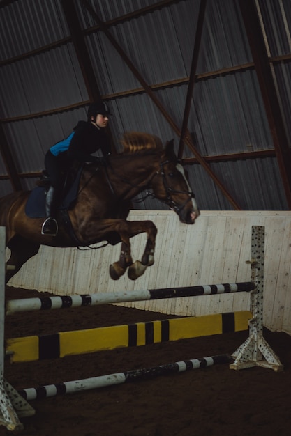 Photo belle fille à cheval