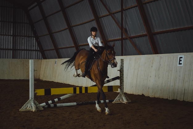 Belle fille à cheval