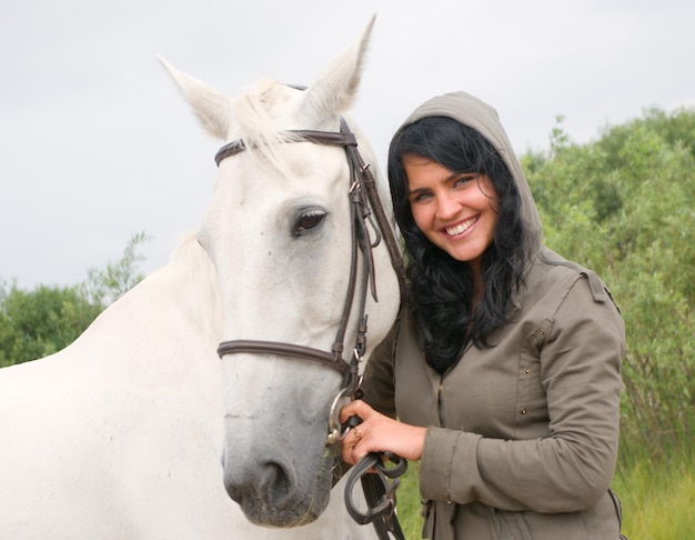 une belle fille et un cheval