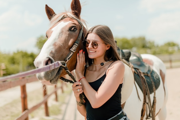 Belle fille avec un cheval