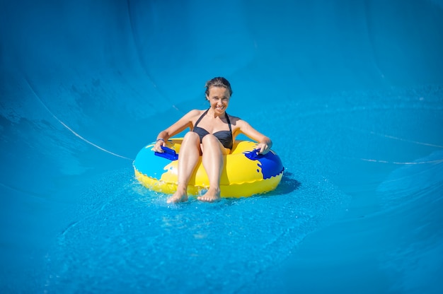 Belle fille chevauchant un toboggan