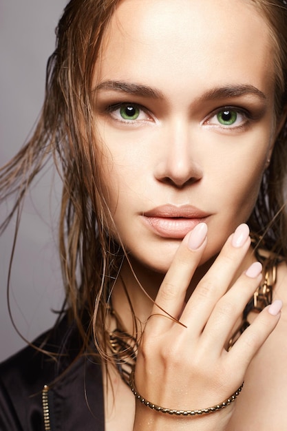 Belle fille avec les cheveux mouillés et le maquillage