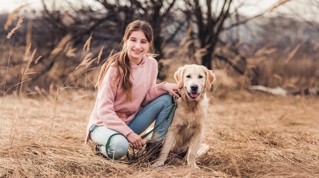 Photo belle fille avec chien à l'extérieur