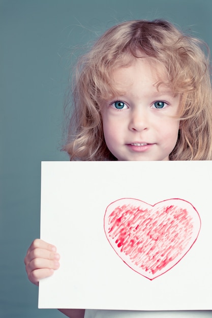 Belle fille avec coeur dessiné