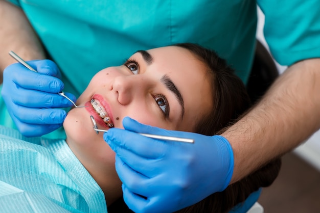 Belle fille en consultation chez le dentiste