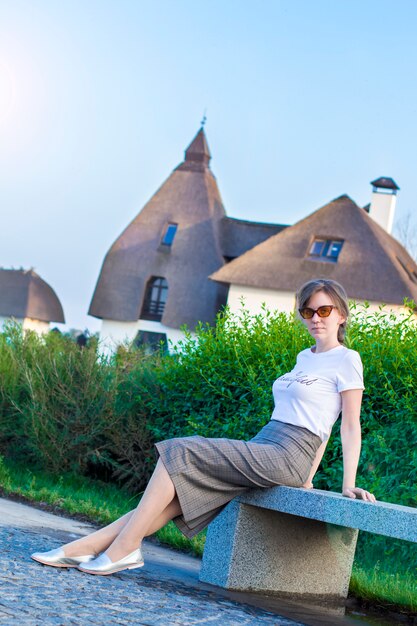 Belle fille en costume et lunettes de soleil