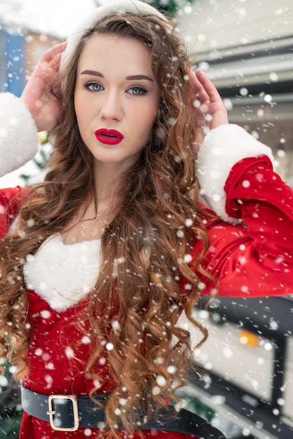 Belle fille en costume de père noël au camping d'hiver se prépare pour la célébration du nouvel an