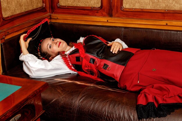 Belle fille en costume steampunk dans un vieux wagon de train