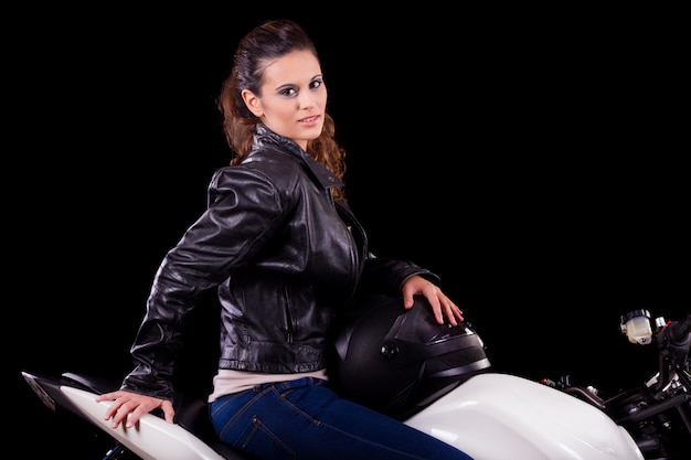 Belle fille à côté d&#39;une moto blanche