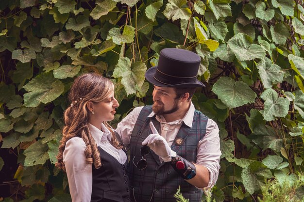 Belle fille avec un couple de gars amoureux dans des vêtements steampunk