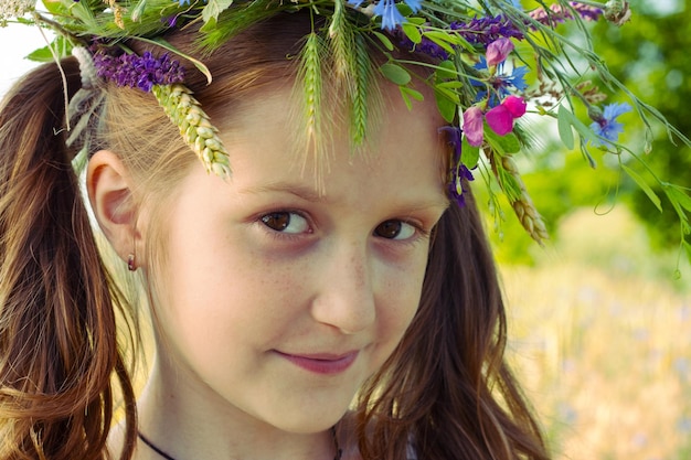 Belle fille avec une couronne