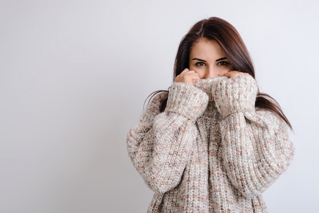 Belle fille couvre son visage avec un pull