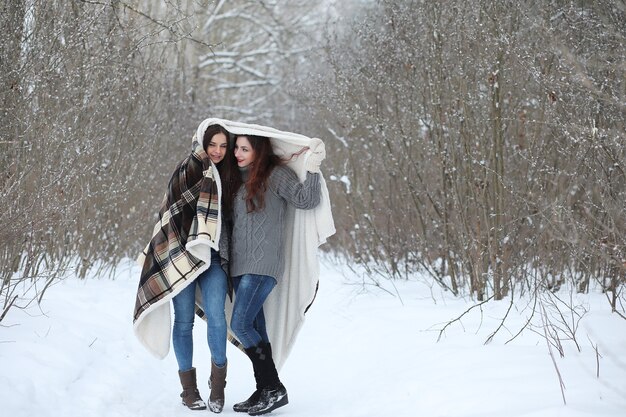 Belle fille dans un beau parc d'hiver pour une promenade