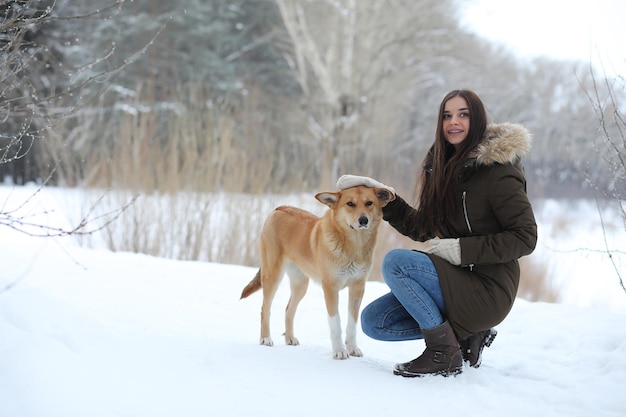 Belle fille dans un beau parc d'hiver pour une promenade