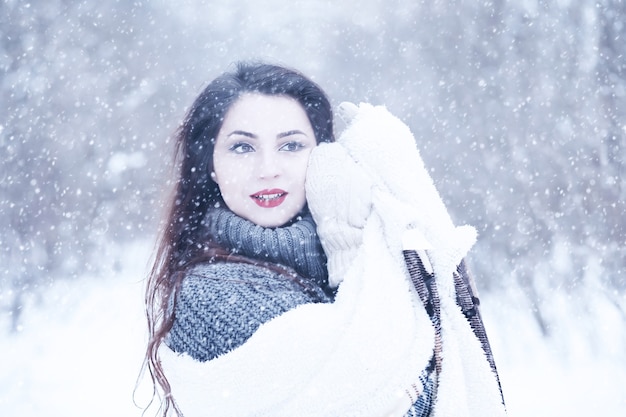 Belle fille dans un beau parc de neige d'hiver de jour