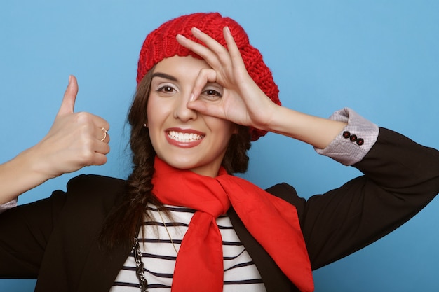 Belle fille dans un béret rouge. À la française.