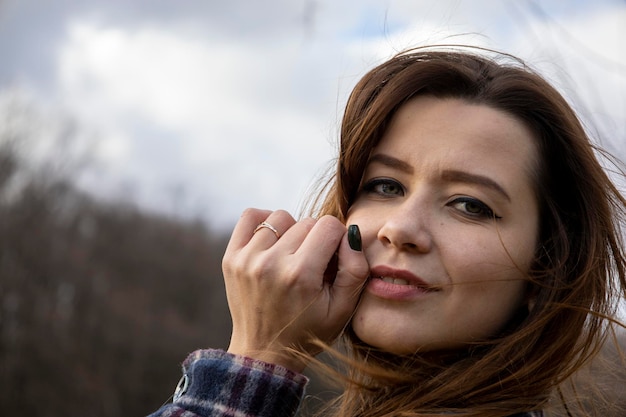 Belle fille dans les bois près des arbres