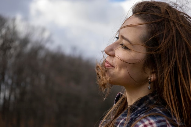 Belle fille dans les bois près des arbres