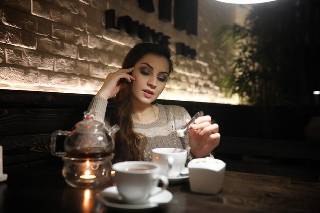 Photo belle fille dans un café