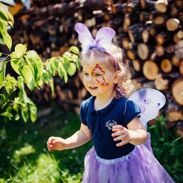 Belle fille dans un costume de fée avec des ailes de papillon