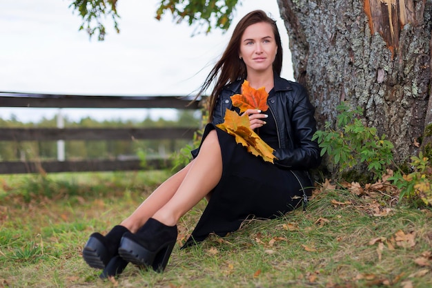 Belle fille dans les feuilles d'automne