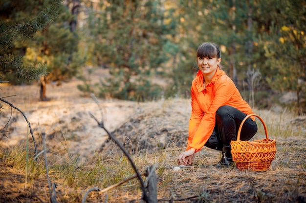 Belle fille dans la forêt d'automne pour cueillir des champignons Restez à l'air frais