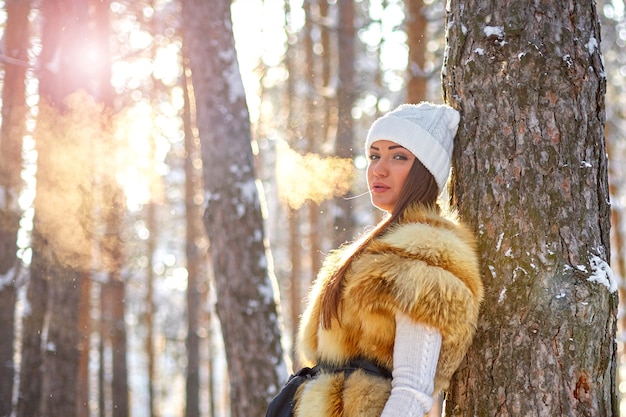 Belle fille dans la forêt d'hiver