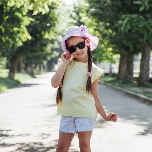 Belle fille dans une journée ensoleillée d'été