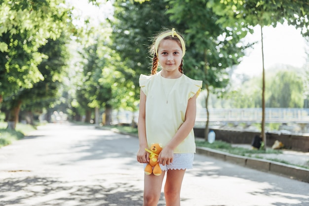 Belle fille dans une journée ensoleillée d'été