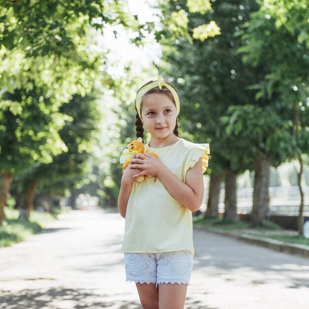 Belle fille dans une journée ensoleillée d'été