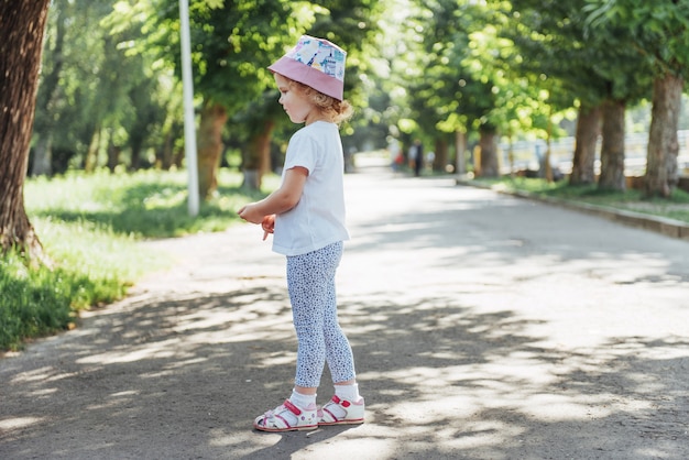 Belle fille dans une journée ensoleillée d'été