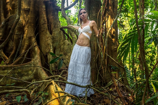 Belle fille dans la jungle