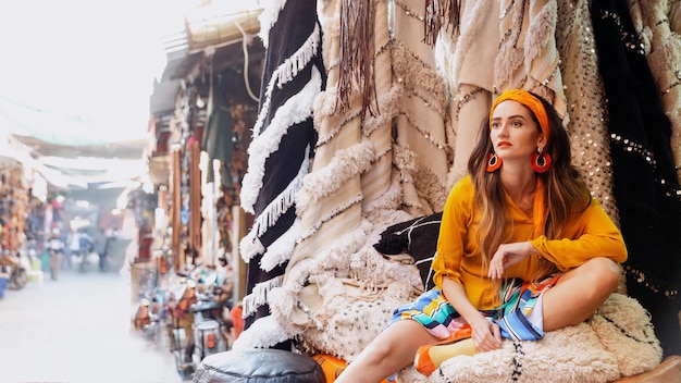 Photo belle fille dans un marché au maroc