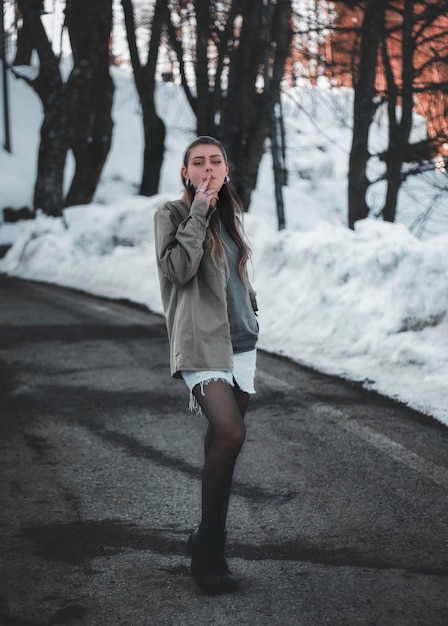 Une belle fille dans la neige