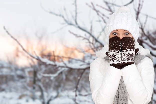 Belle fille dans la neige