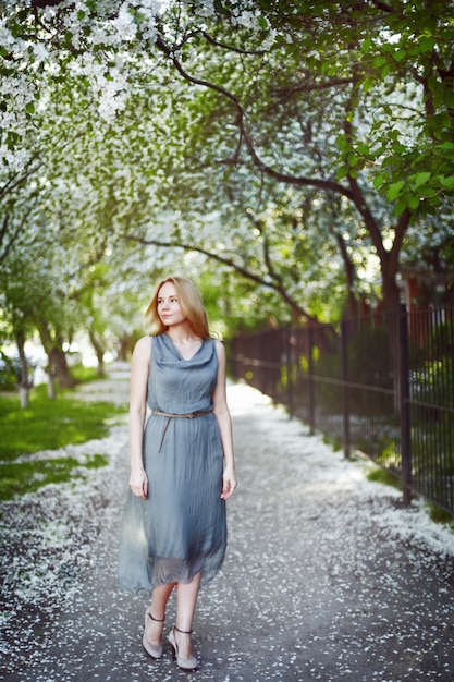 Belle fille dans le parc au printemps