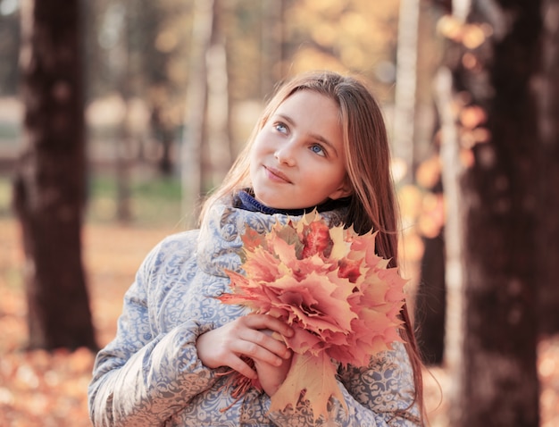 Belle fille dans le parc automne