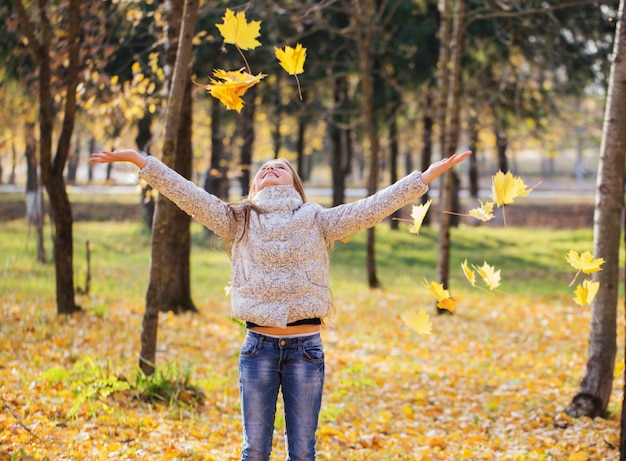 Belle fille dans le parc automne