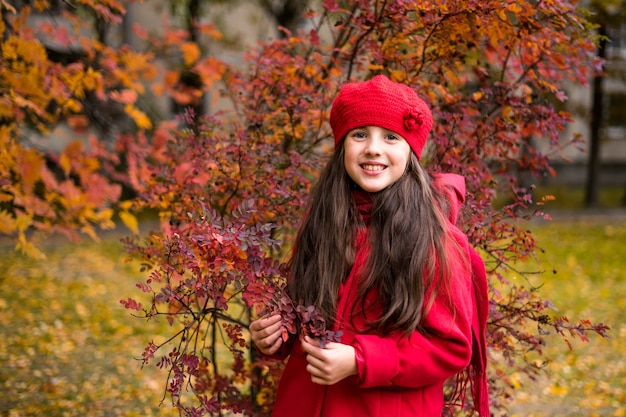 Belle fille dans le parc ensoleillé d'automne. Enfant jouant dans le parc à l'automne. Ambiance d'automne. photo de haute qualité